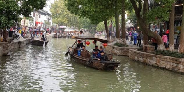 מפליגים בעיירה הסינית שהיא מעין העתק של ונציה