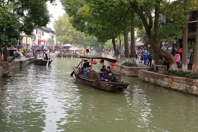 מפליגים בעיירה הסינית שהיא מעין העתק של ונציה