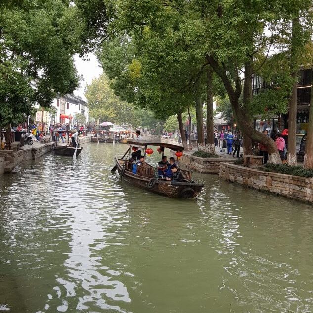 מפליגים בעיירה הסינית שהיא מעין העתק של ונציה