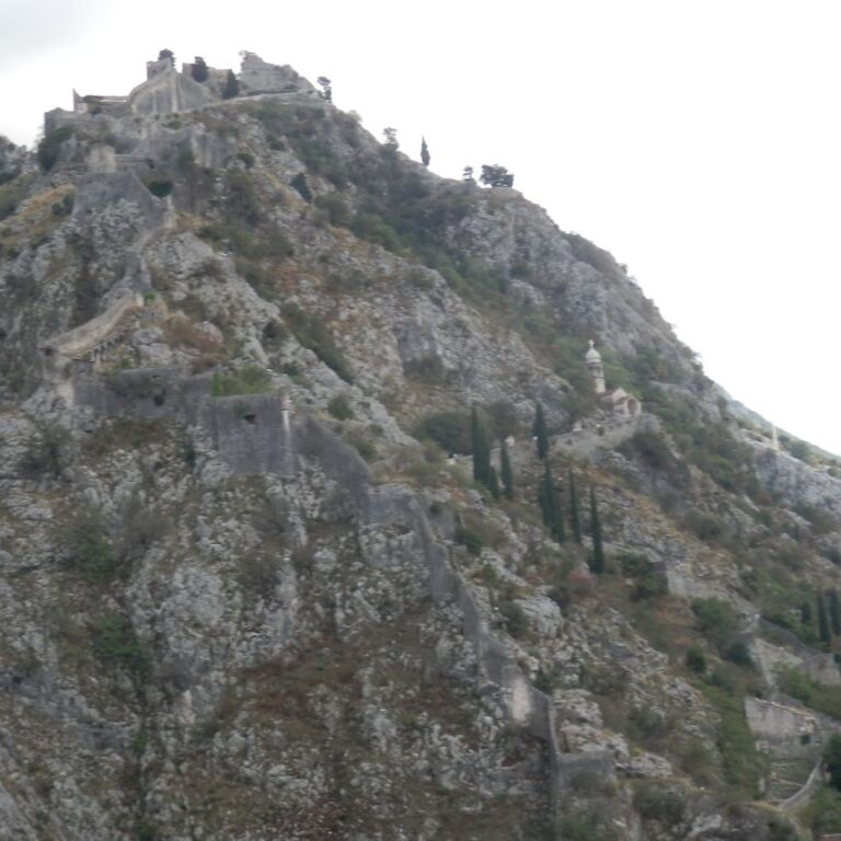 החומה המטפסת על ההר סביב העיר קוטור במונטנגרו