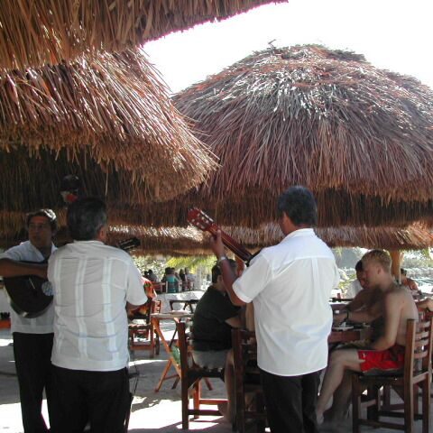 ה"מארייצוס" מנעימים את זמנם של האורחים