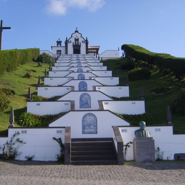 המדרגות המובילות לכנסיה באי הפורטוגזי