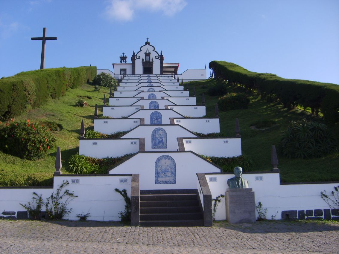 המדרגות המובילות לכנסיה באי הפורטוגזי