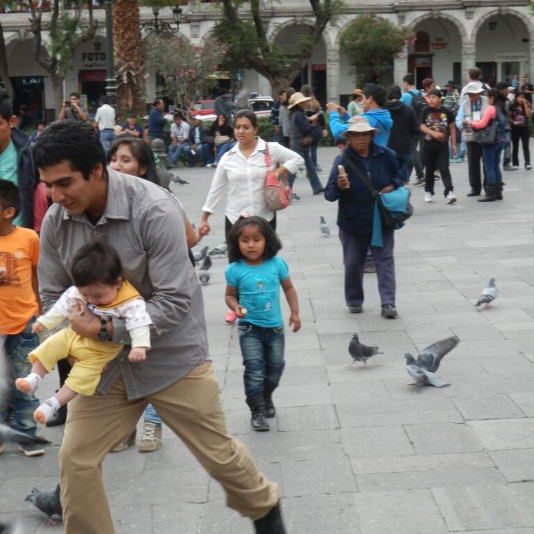 המקומיים בפרו מבלים בפיאצות המרשימות-