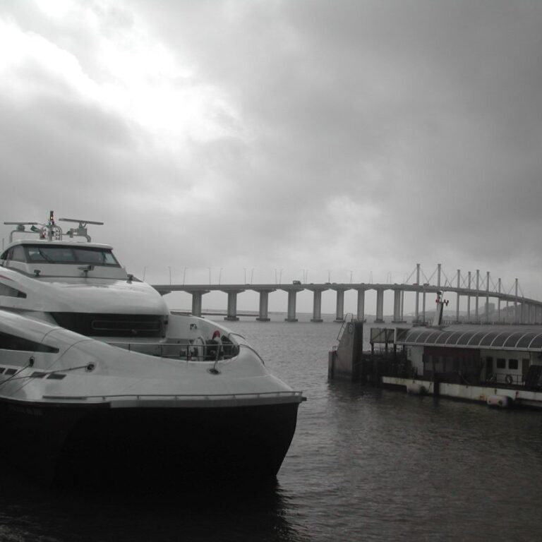 הסירות המהירות המביאות מהמרים מהונג קונג למאקאו