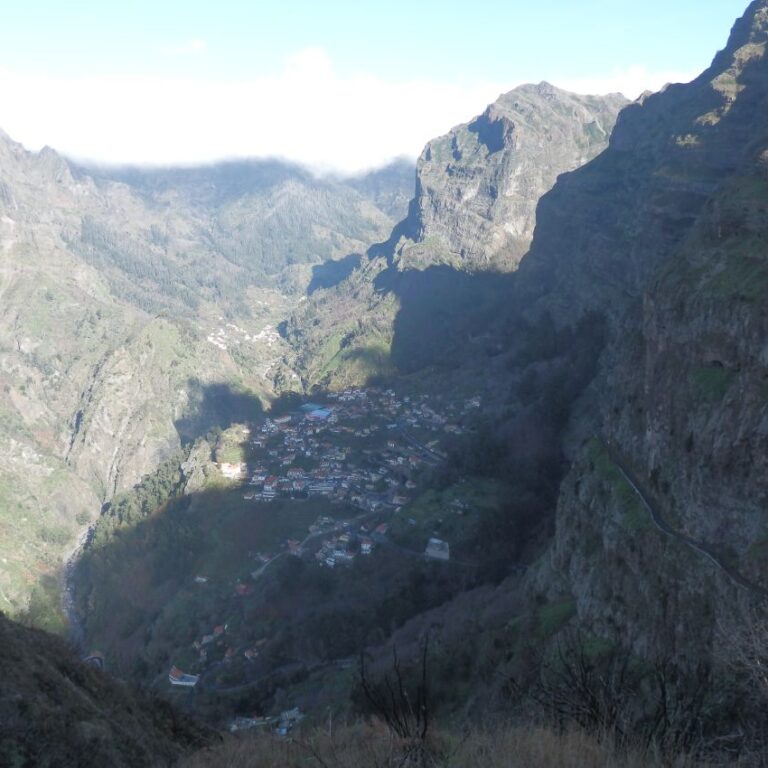 העיירה הניבטת מעל מנקודת התצפית