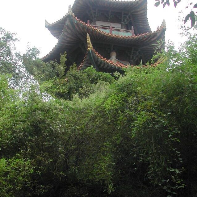 הפגודה הסינית מעל מערות שלושת החכמים