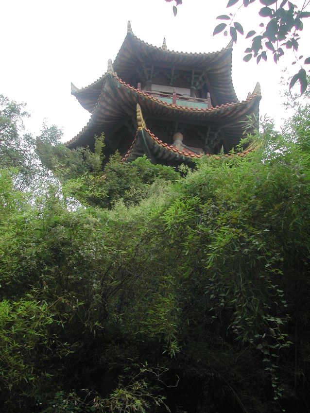 הפגודה הסינית מעל מערות שלושת החכמים