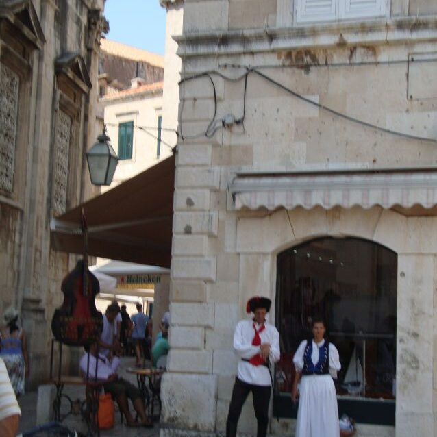 זוג בלבוש קרואטי מסורתי