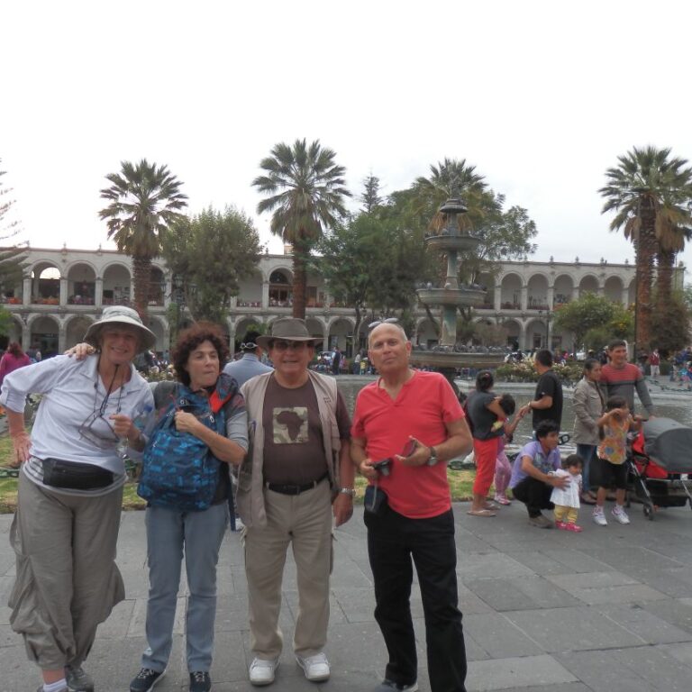 חבורת המטיילים בכיכר יפה בלימה, פרו