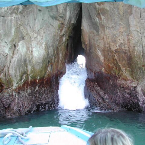 חור בצוקים אליהם מתנפץ הים