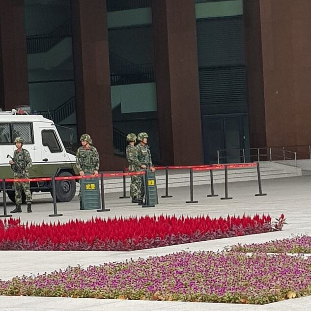 חיילים סינים שומרים על אחד המוזיאונים
