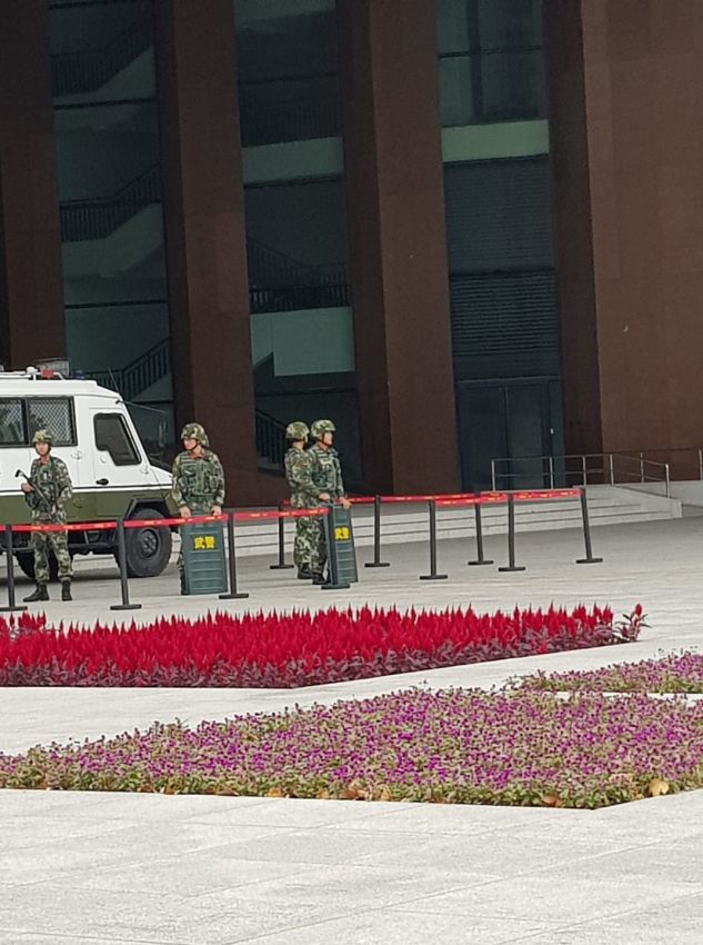 חיילים סינים שומרים על אחד המוזיאונים