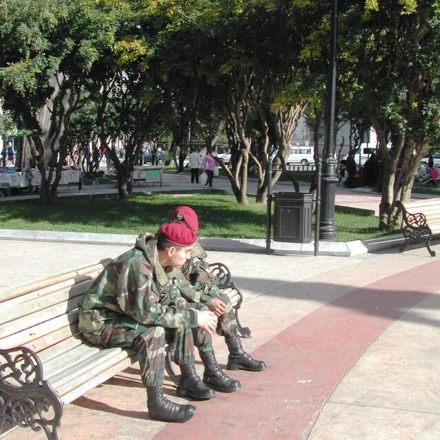 חיילים צ'יליאנים נחים בכיכר העיר