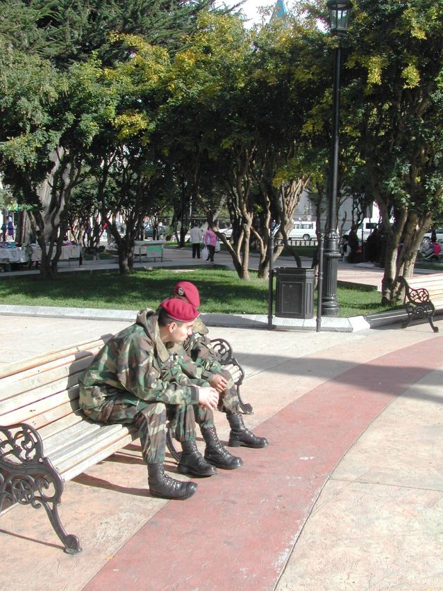 חיילים צ'יליאנים נחים בכיכר העיר