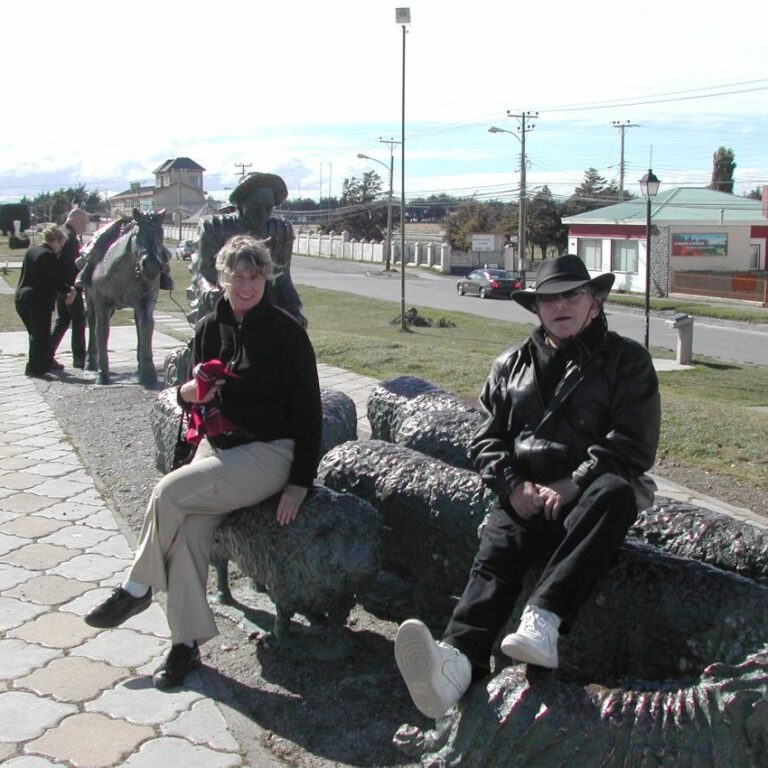 יושבים על פסל צ'יליאני