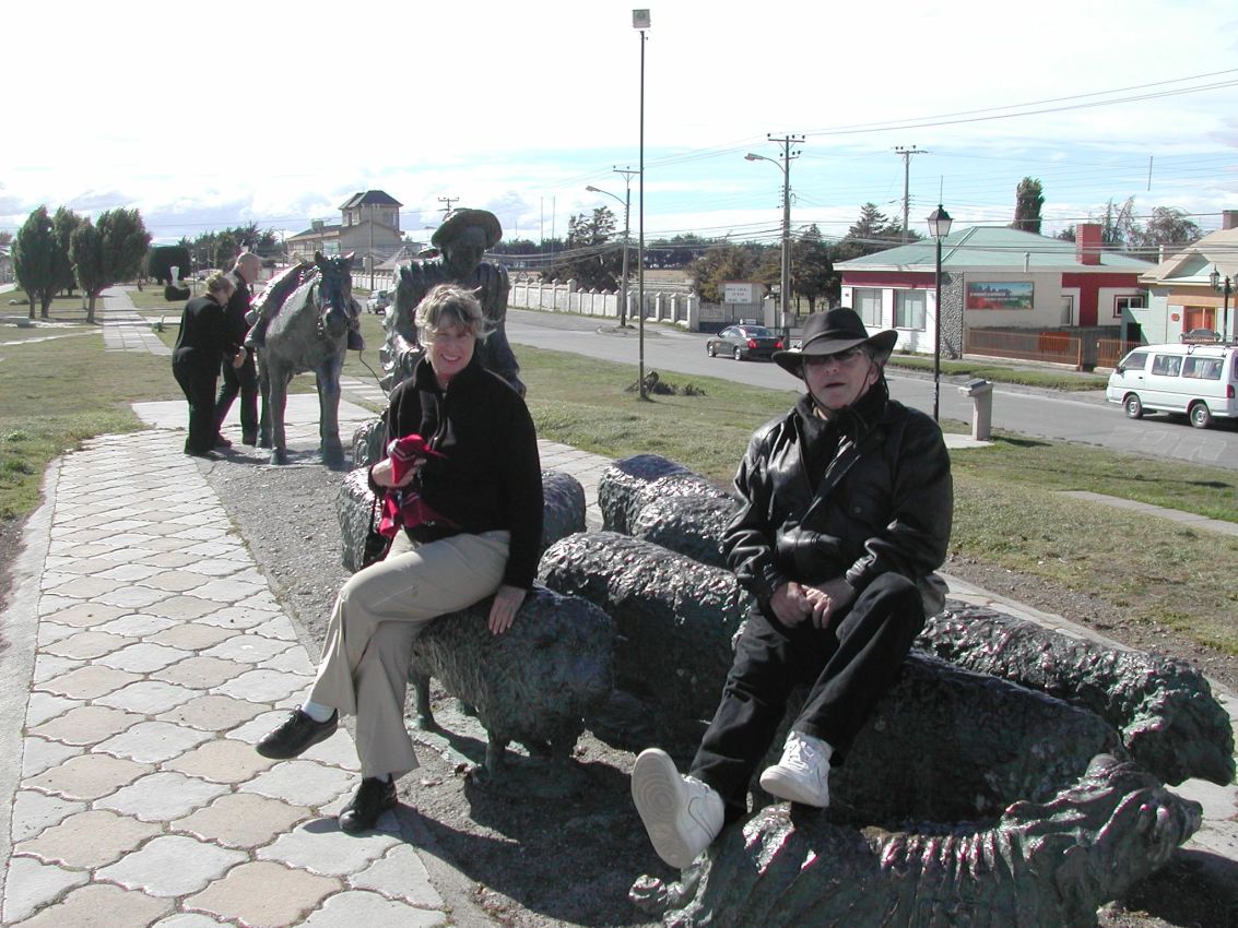 יושבים על פסל צ'יליאני
