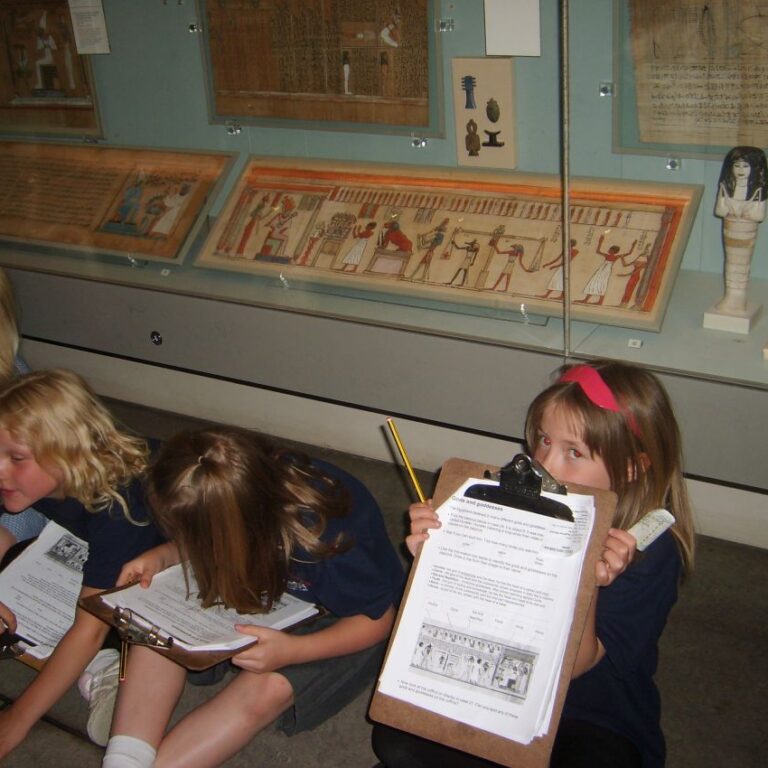 ילדים בליסבון באים ללמוד במוזיאון על התרבות המצרית