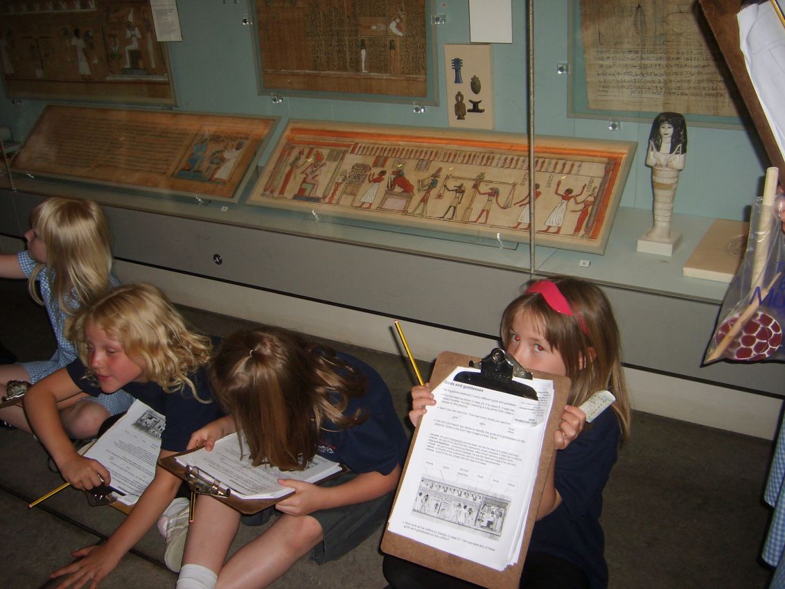 ילדים בליסבון באים ללמוד במוזיאון על התרבות המצרית