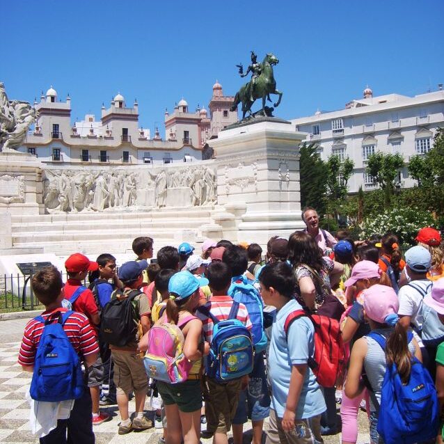 ילדים פורטוגזים לומדים היסטוריה ליד אנדרטאות