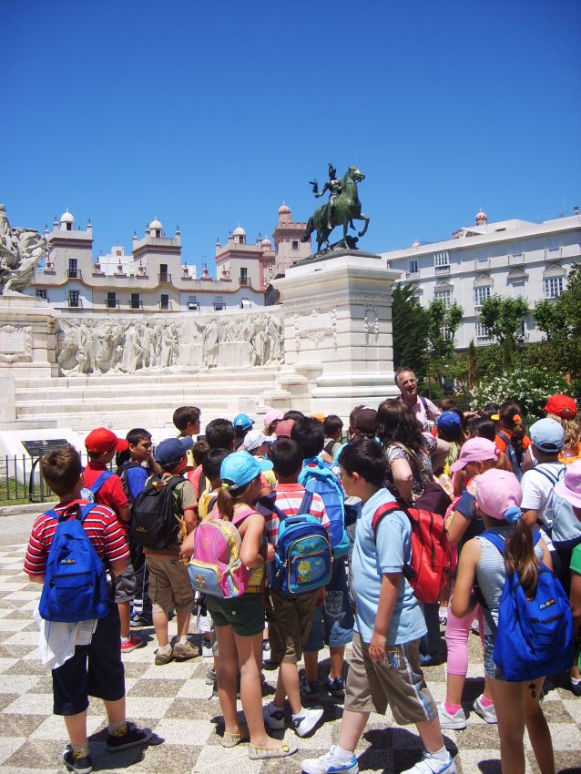 ילדים פורטוגזים לומדים היסטוריה ליד אנדרטאות