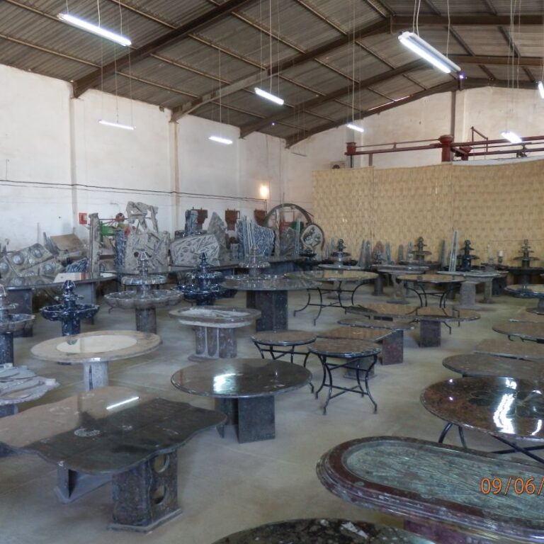 יצירות משיש ומוזאיקה במפעל מרוקני