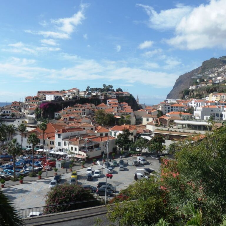 כפר הדייגים באי מדירה בו נהג לשהות צ'רציל