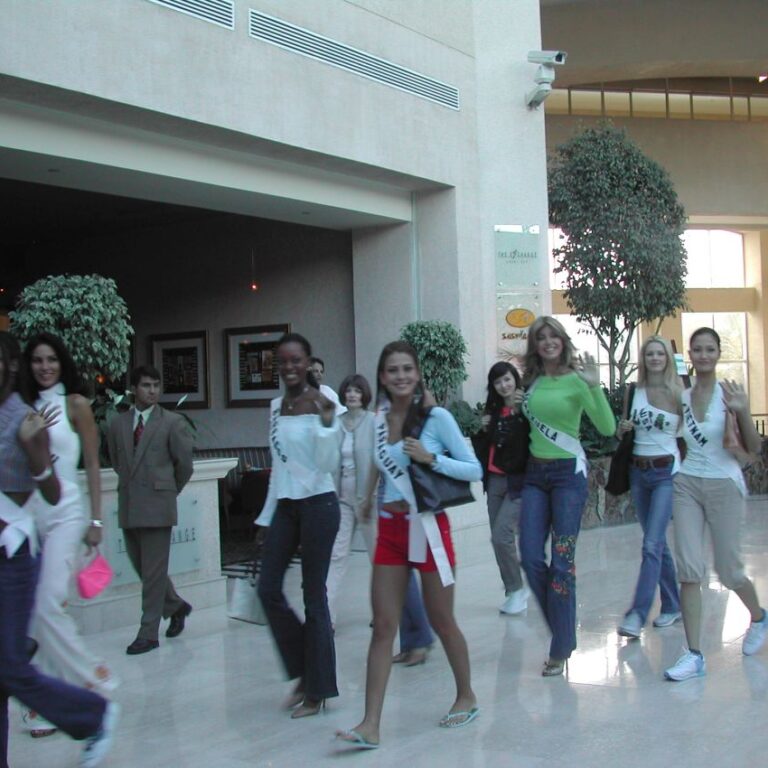 להשתכן עם המעומדות ל"מיס יוניברס" בקיטו אקוודור