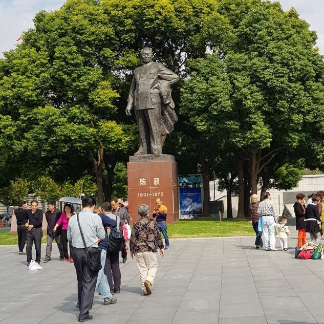 מאו צ'ה טונג משקיף על אזרחיו שתוך דורותיים הפכו לקפיטליסטים
