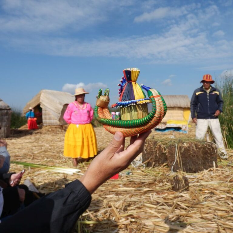 מדגימים את אורח החיים באיים הצפים בימת טיטיקקה בבוליביה