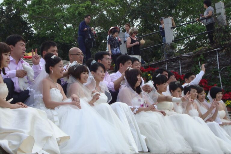 צילום קבוצתי של מאות הכלות הסיניות