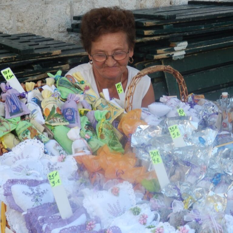 מוכרת בדוברובניק בקרואטיה