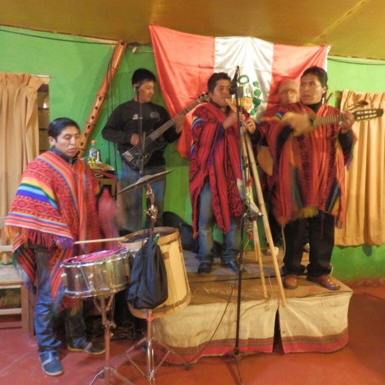 מופע של צאצאי האינקה בפרו