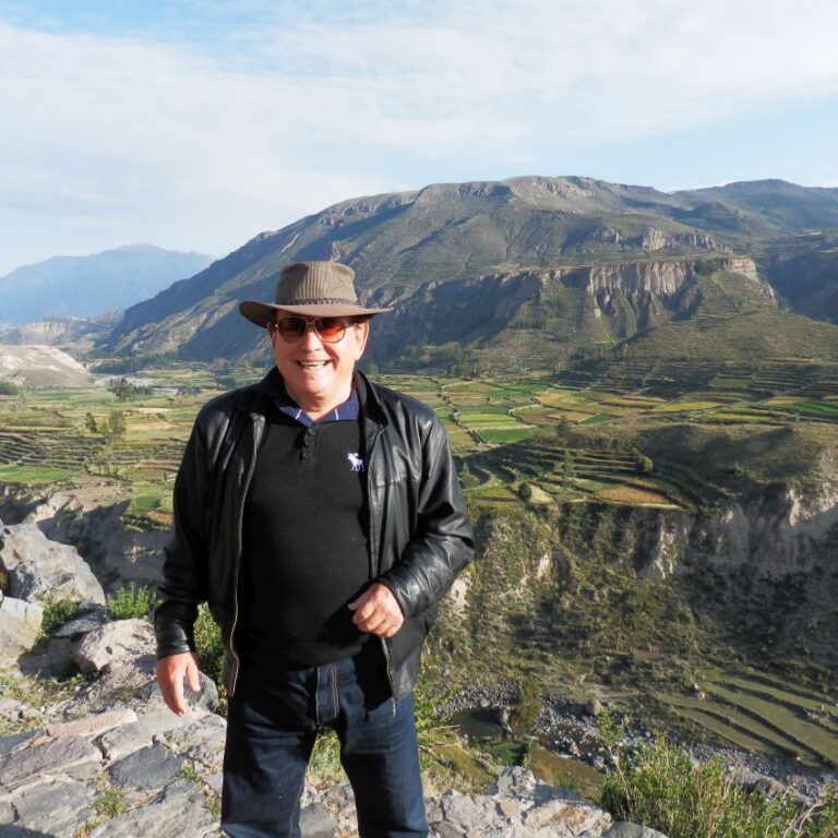 ממתינים למעוף הקונדור בהרי האנדים השגיאים-דרום אמריקה