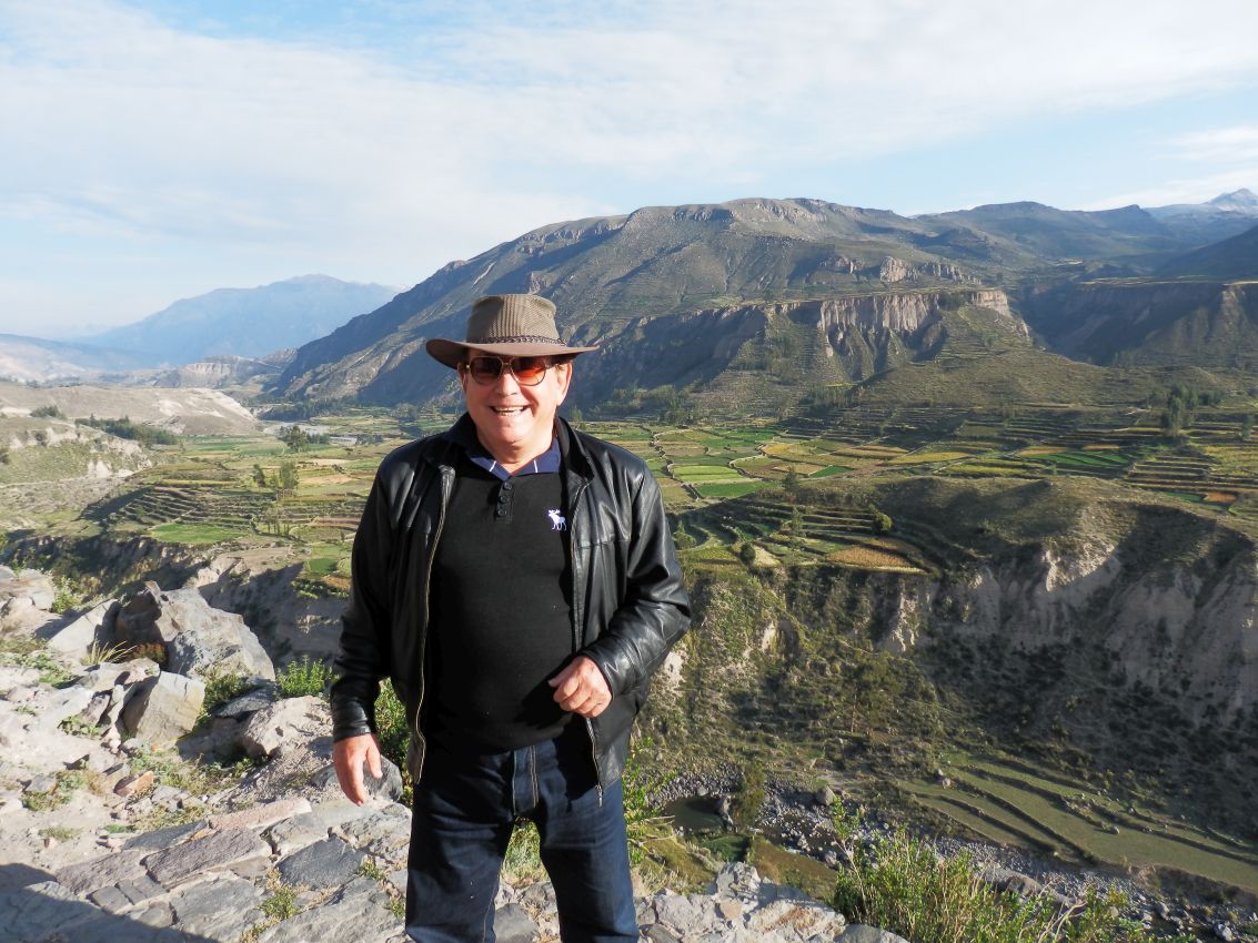 ממתינים למעוף הקונדור בהרי האנדים השגיאים-דרום אמריקה