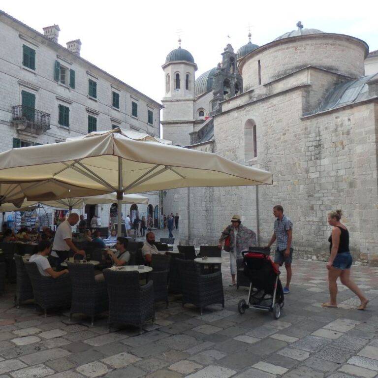 מסעדת רחוב בעיר קוטור