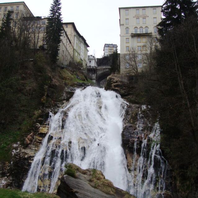 מפל בתוככי העיירה באד גאסטיין, אוסטריה,