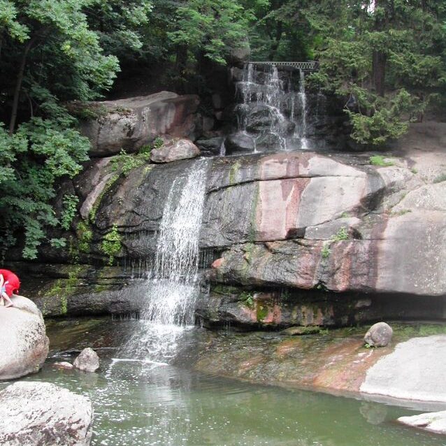 מפלים בגני "הגרף פוטוצקי" שהתאבד כאשר נודע לו שבנו שוכב עם אשתו החמישית