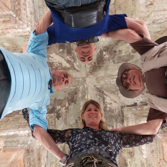 מצטלמים בריבוע בתוך המקדש