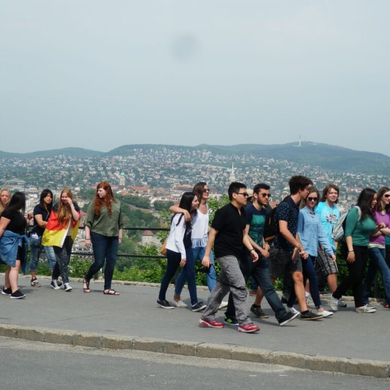 נוער הונגרי בדרך למרפסת התצפית