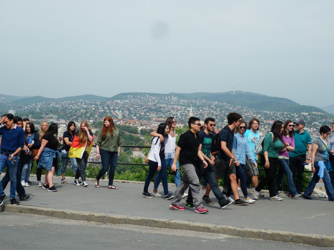 נוער הונגרי בדרך למרפסת התצפית