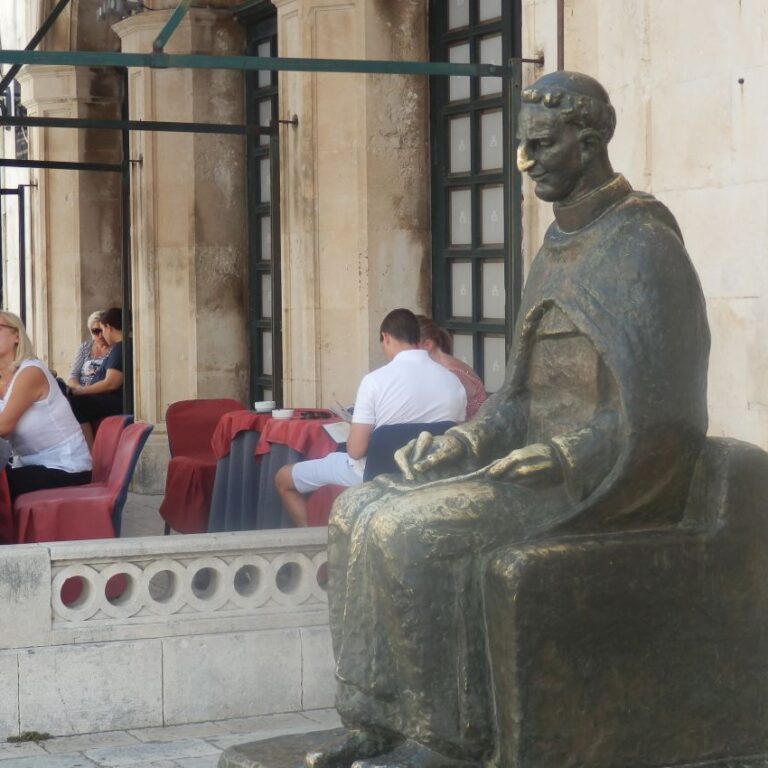 נזיר ממתין לתורו למסעדה