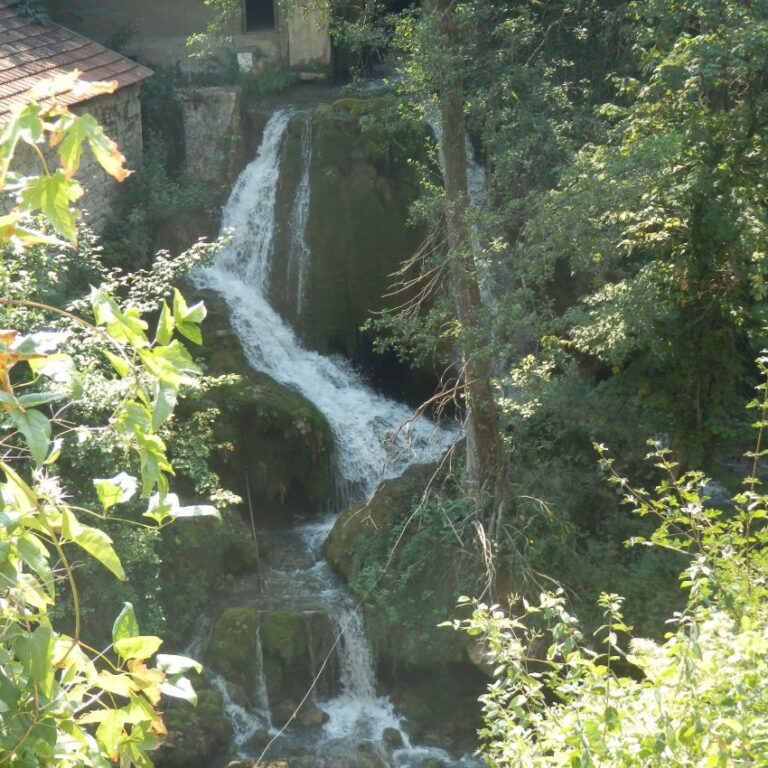 נחל זורם בעיירה קרואטית