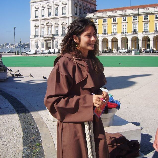 נערה בלבוש נזיר בליסבון