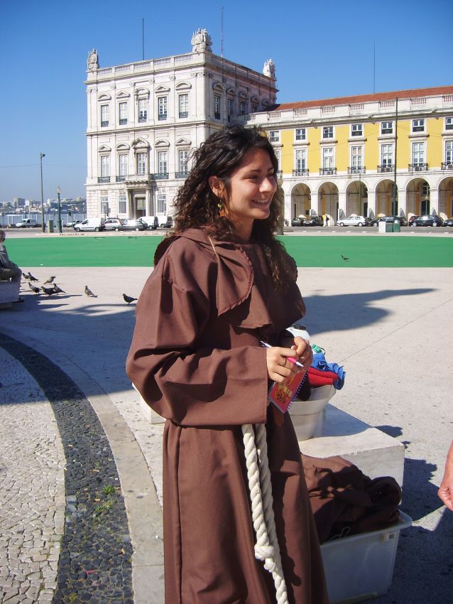 נערה בלבוש נזיר בליסבון