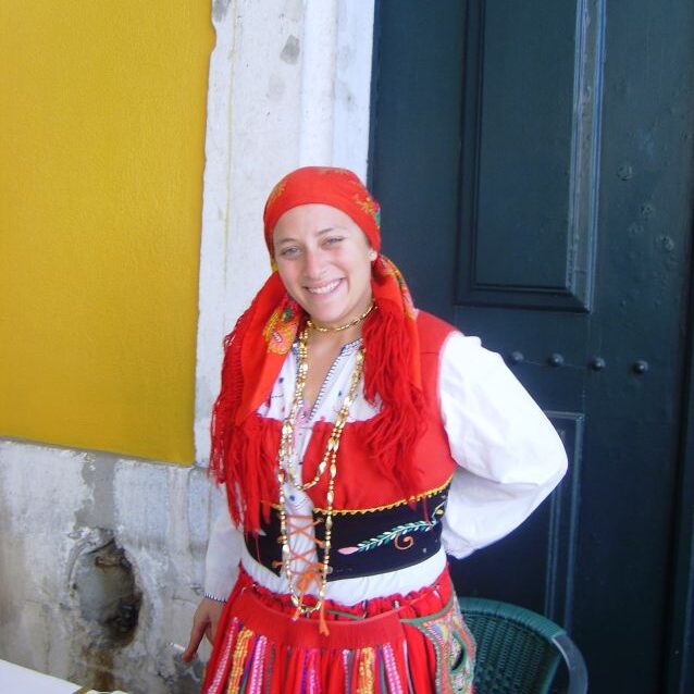 נערה פורטוגזית בלבוש מסורתי