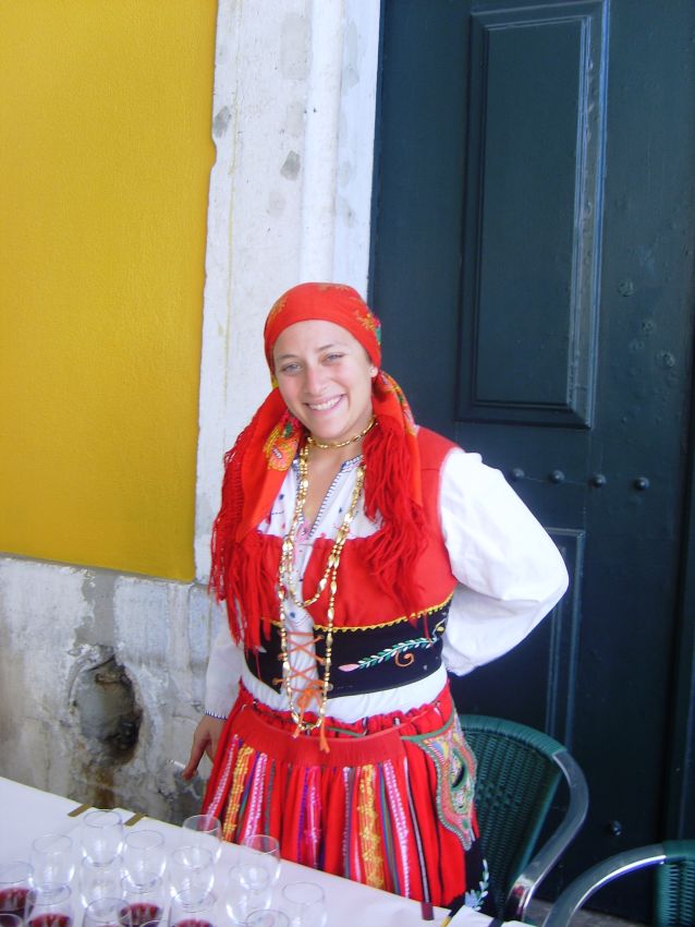 נערה פורטוגזית בלבוש מסורתי