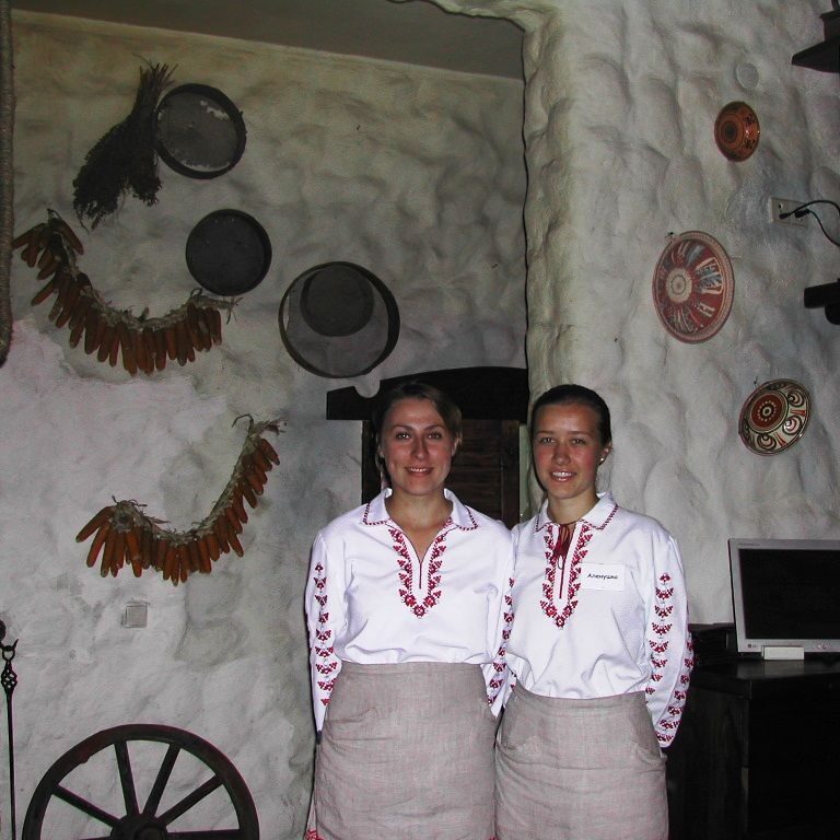 נערות אוקראיניות במסעדה מסורתית