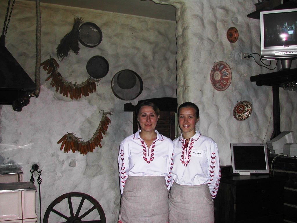 נערות אוקראיניות במסעדה מסורתית