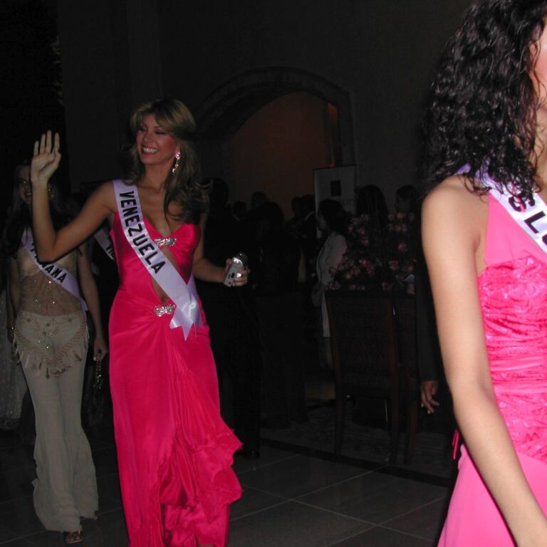 נערות "מיס יוניברס" מתרגשות